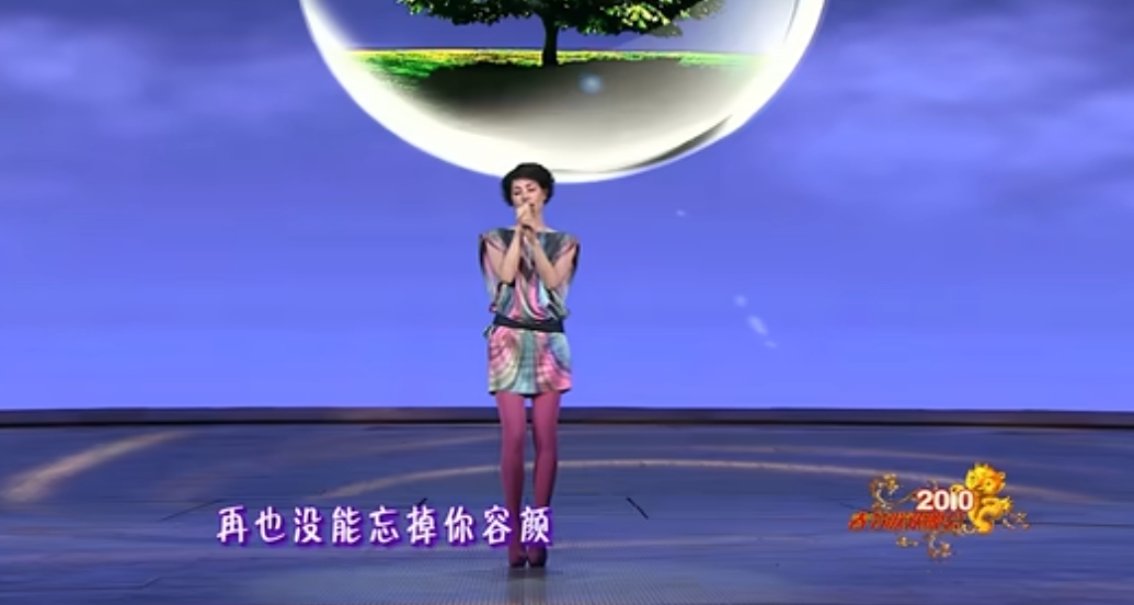 件爆款再次走红!带货能力一流春晚这些同款被搜上热门开元棋牌王菲“虾片耳环”预售已排到3月!42年前这(图2) 件爆款再次走红!带货能力一流春晚这些同款被搜上热门开元棋牌王菲“虾片耳环”预售已排到3月!42年前这(图2)