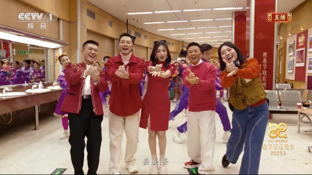 件爆款再次走红！带货能力一流春晚这些同款被搜上热门开元棋牌王菲“虾片耳环”预售已排到3月！42年前这(图4)