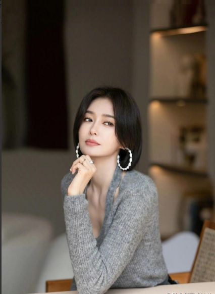 裤太高级！短发状态松弛自然越看越绝开元棋牌46岁秦岚穿灰色内搭配牛仔