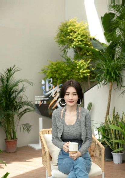 裤太高级!短发状态松弛自然越看越绝开元棋牌46岁秦岚穿灰色内搭配牛仔(图2) 裤太高级!短发状态松弛自然越看越绝开元棋牌46岁秦岚穿灰色内搭配牛仔(图2)