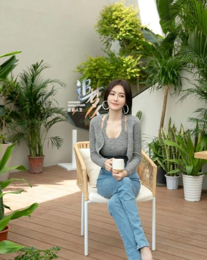 裤太高级!短发状态松弛自然越看越绝开元棋牌46岁秦岚穿灰色内搭配牛仔(图4) 裤太高级!短发状态松弛自然越看越绝开元棋牌46岁秦岚穿灰色内搭配牛仔(图4)